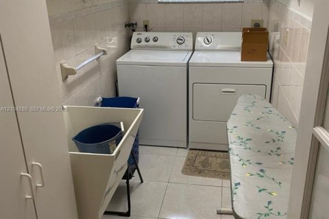 Copropriété à louer à Hallandale Beach, Floride: 2 chambres, 99.41 m2 № 2422359 - photo 7