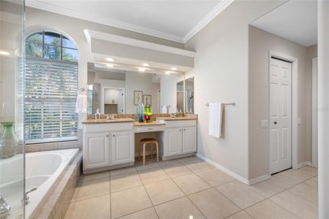 House in Tampa, Florida 5 bedrooms, 291.16 sq.m. № 1522850 - photo 21
