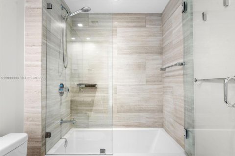 Condo in Miami, Florida, 2 bedrooms № 2154033 - photo 21