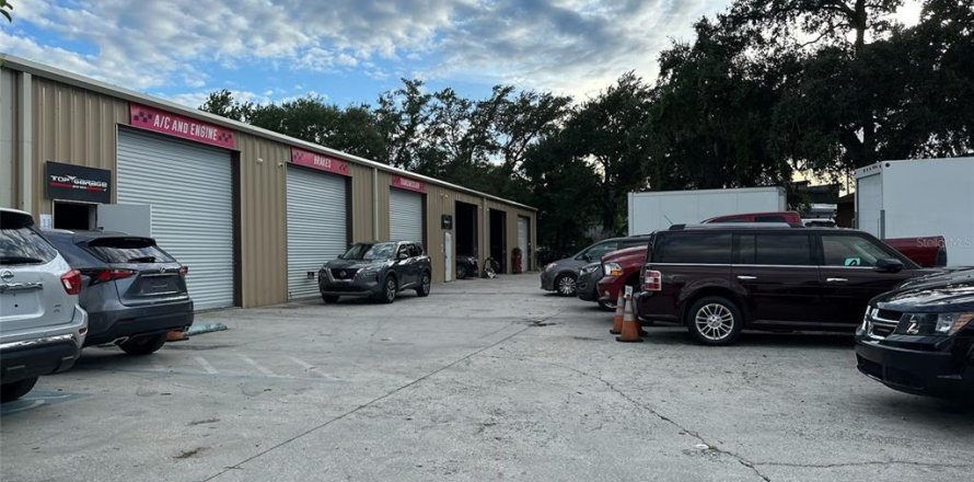 Commercial property in Orlando, Florida 522.58 sq.m. № 1840300