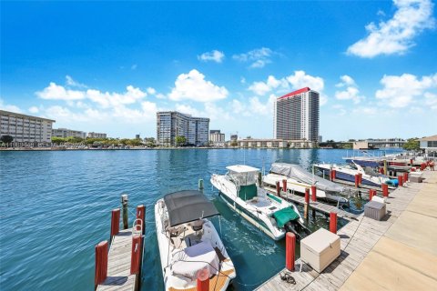 Copropriété à vendre à Hallandale Beach, Floride: 3 chambres, 261.24 m2 № 2091264 - photo 6