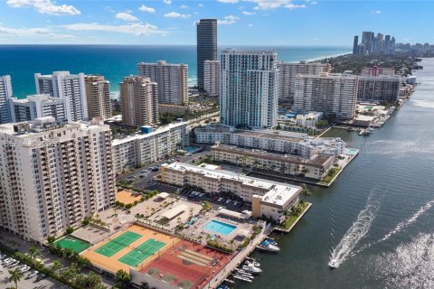 Copropriété à vendre à Hallandale Beach, Floride: 3 chambres, 261.24 m2 № 2091264 - photo 5