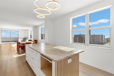 Copropriété à vendre à Hallandale Beach, Floride: 3 chambres, 261.24 m2 № 2091264 - photo 3