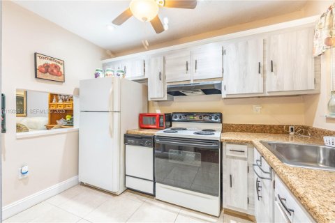 Купить кондоминиум в Санрайз, Флорида 2 спальни, 78.97м2, № 2053778 - фото 2