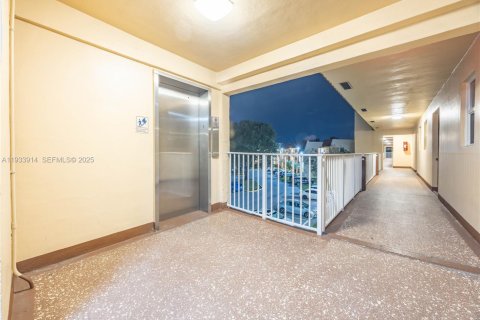 Купить кондоминиум в Санрайз, Флорида 2 спальни, 78.97м2, № 2053778 - фото 13