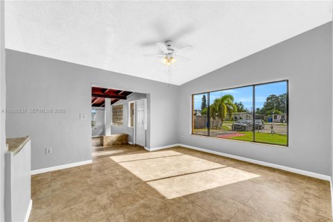 House in West Park, Florida 3 bedrooms, 120.77 sq.m. № 1996138 - photo 2