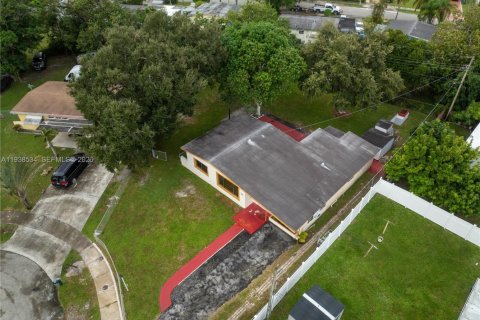 House in West Park, Florida 3 bedrooms, 120.77 sq.m. № 1996138 - photo 24