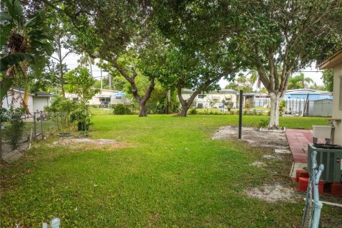 House in West Park, Florida 3 bedrooms, 120.77 sq.m. № 1996138 - photo 20