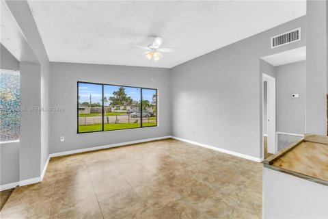 House in West Park, Florida 3 bedrooms, 120.77 sq.m. № 1996138 - photo 4