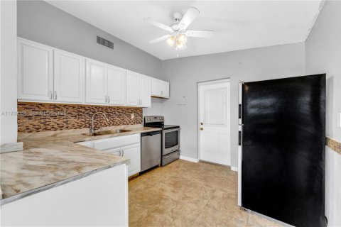 House in West Park, Florida 3 bedrooms, 120.77 sq.m. № 1996138 - photo 6