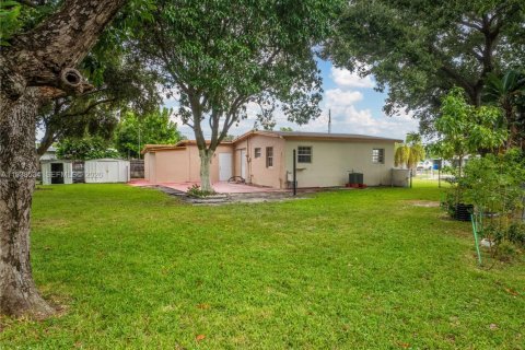 House in West Park, Florida 3 bedrooms, 120.77 sq.m. № 1996138 - photo 22