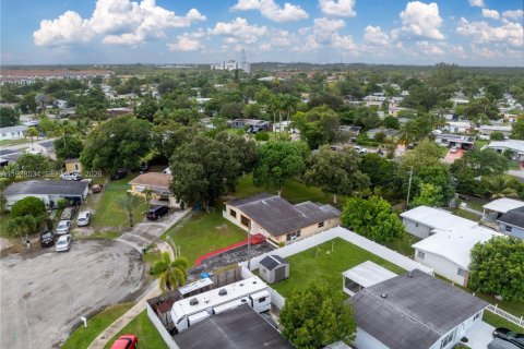 House in West Park, Florida 3 bedrooms, 120.77 sq.m. № 1996138 - photo 26