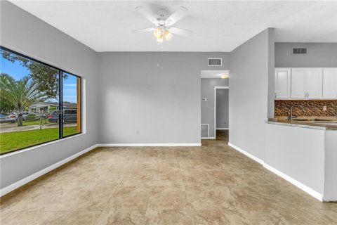 House in West Park, Florida 3 bedrooms, 120.77 sq.m. № 1996138 - photo 3