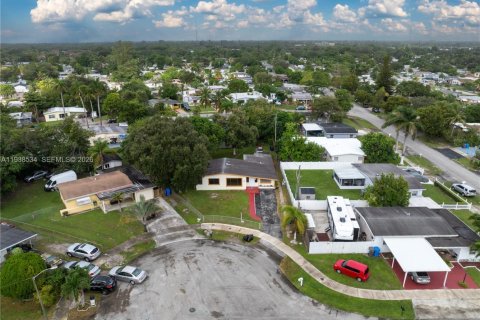 House in West Park, Florida 3 bedrooms, 120.77 sq.m. № 1996138 - photo 25