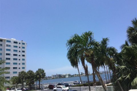 Copropriété à vendre à North Bay Village, Floride: 2 chambres, 104.98 m2 № 1934898 - photo 1