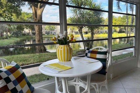 Кондоминиум с 2 спальнями в Лодердейл-Лейкс, Флорида № 2036530