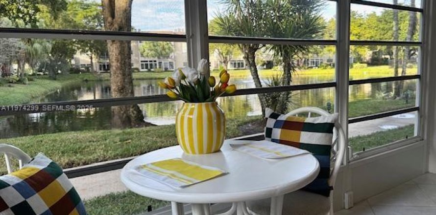 Кондоминиум с 2 спальнями в Лодердейл-Лейкс, Флорида № 2036530