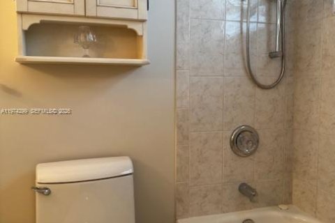 Купить кондоминиум в Лодердейл-Лейкс, Флорида 2 спальни, 87.7м2, № 2036530 - фото 13