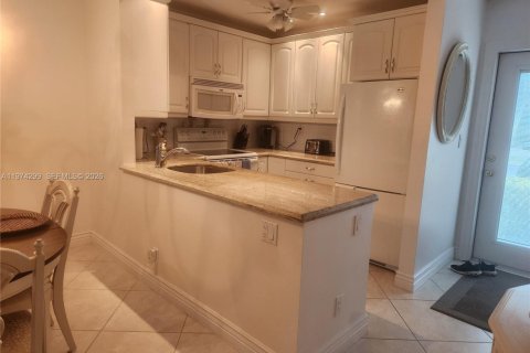 Купить кондоминиум в Лодердейл-Лейкс, Флорида 2 спальни, 87.7м2, № 2036530 - фото 6