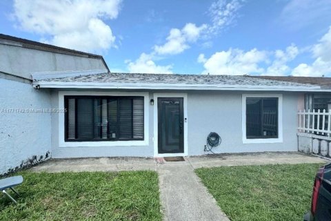 Townhouse in Miami Gardens, Florida 2 bedrooms, 89.19 sq.m. № 1862283 - photo 1