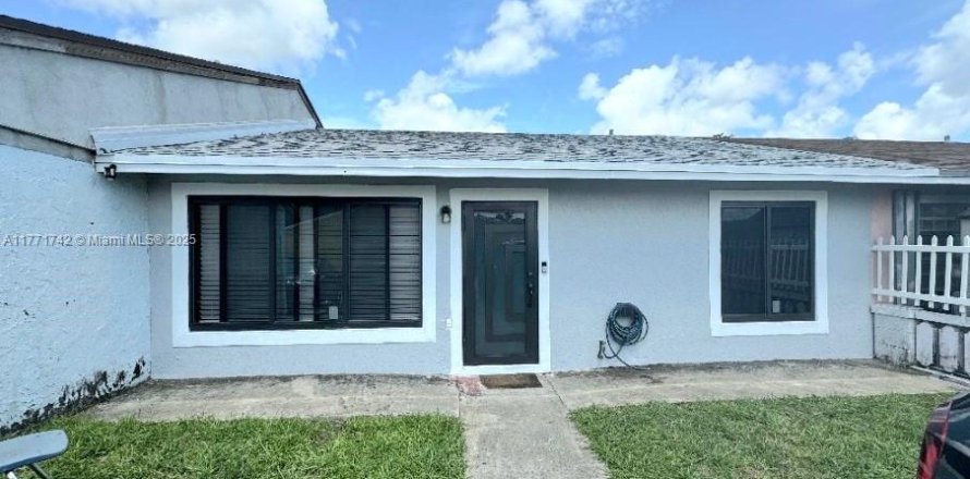 Townhouse in Miami Gardens, Florida 2 bedrooms, 89.19 sq.m. № 1862283
