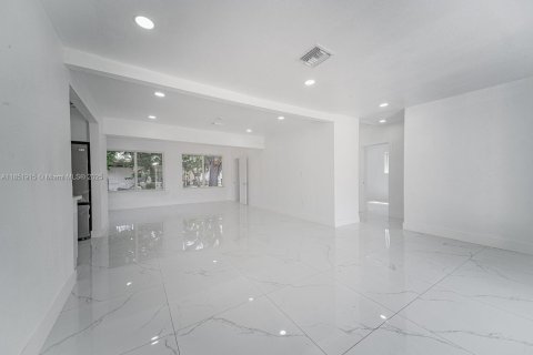 House in Miramar, Florida 3 bedrooms, 133.97 sq.m. № 1871474 - photo 2