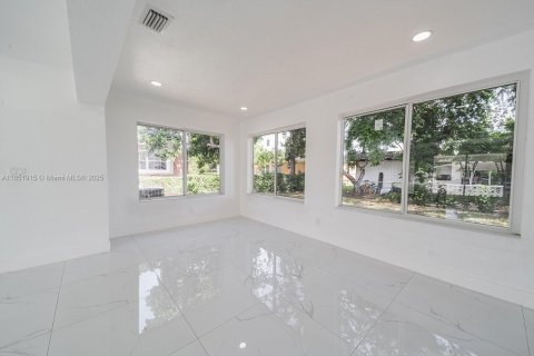 House in Miramar, Florida 3 bedrooms, 133.97 sq.m. № 1871474 - photo 15