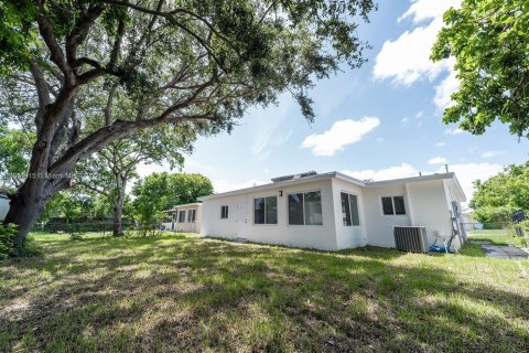 House in Miramar, Florida 3 bedrooms, 133.97 sq.m. № 1871474 - photo 30