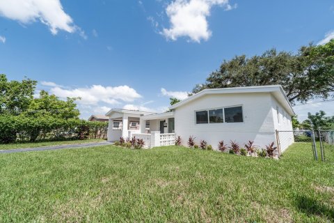 House in Miramar, Florida 3 bedrooms, 133.97 sq.m. № 1871474 - photo 29