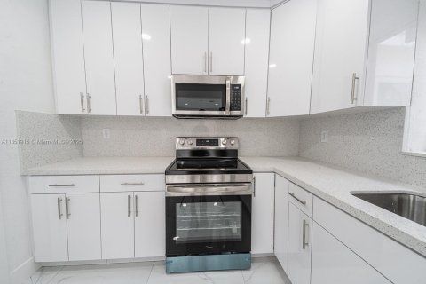 House in Miramar, Florida 3 bedrooms, 133.97 sq.m. № 1871474 - photo 6