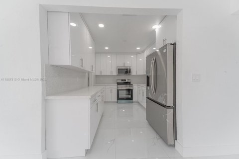 House in Miramar, Florida 3 bedrooms, 133.97 sq.m. № 1871474 - photo 4