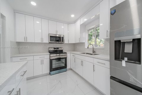 House in Miramar, Florida 3 bedrooms, 133.97 sq.m. № 1871474 - photo 5