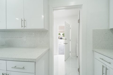 House in Miramar, Florida 3 bedrooms, 133.97 sq.m. № 1871474 - photo 8