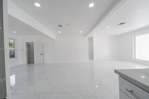 House in Miramar, Florida 3 bedrooms, 133.97 sq.m. № 1871474 - photo 9