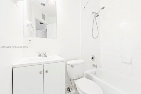 Купить кондоминиум в Дорал, Флорида 3 спальни, 131.92м2, № 2068582 - фото 12