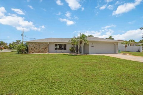 House in Port Charlotte, Florida 3 bedrooms, 164.62 sq.m. № 1893792 - photo 1