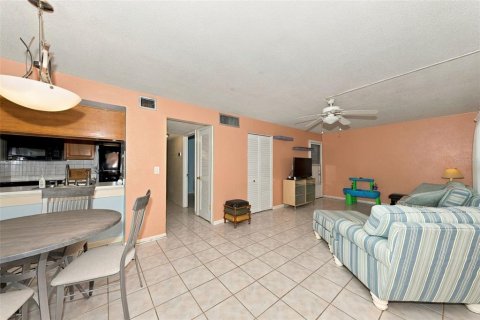 Condo in Clearwater, Florida, 2 bedrooms  № 2391379 - photo 5