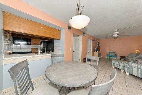 Condo in Clearwater, Florida, 2 bedrooms  № 2391379 - photo 9