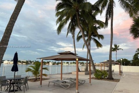 Снять в аренду кондоминиум в Норт-Бей-Виллидж, Флорида 1 спальня, 87.33м2, № 1956236 - фото 25