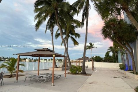 Снять в аренду кондоминиум в Норт-Бей-Виллидж, Флорида 1 спальня, 87.33м2, № 1956236 - фото 24