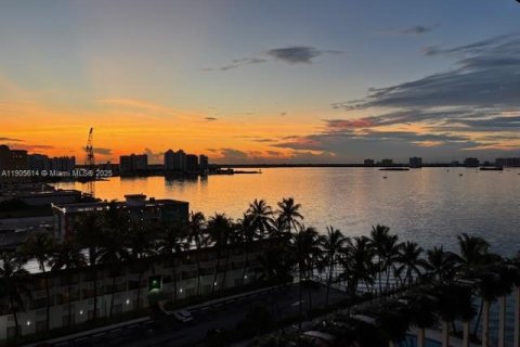 Снять в аренду кондоминиум в Норт-Бей-Виллидж, Флорида 1 спальня, 87.33м2, № 1956236 - фото 1