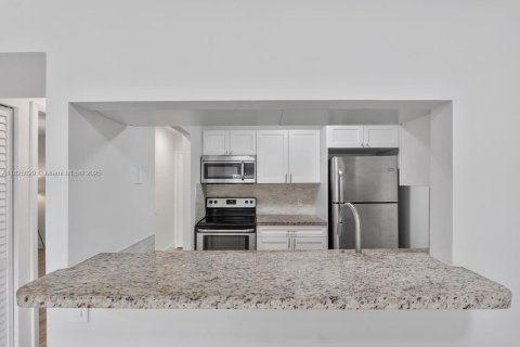 Condo in Pinecrest, Florida, 2 bedrooms  № 1794098 - photo 7