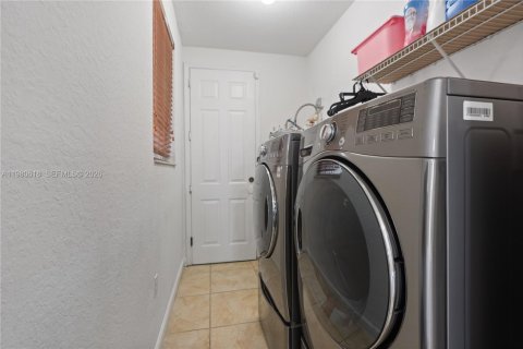 House in Miami, Florida 5 bedrooms, 314.47 sq.m. № 2043284 - photo 30