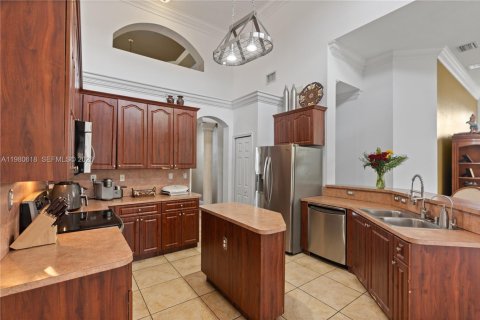 House in Miami, Florida 5 bedrooms, 314.47 sq.m. № 2043284 - photo 13