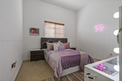 House in Miami, Florida 5 bedrooms, 314.47 sq.m. № 2043284 - photo 22