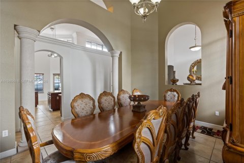 House in Miami, Florida 5 bedrooms, 314.47 sq.m. № 2043284 - photo 9