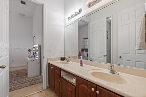 House in Miami, Florida 5 bedrooms, 314.47 sq.m. № 2043284 - photo 24