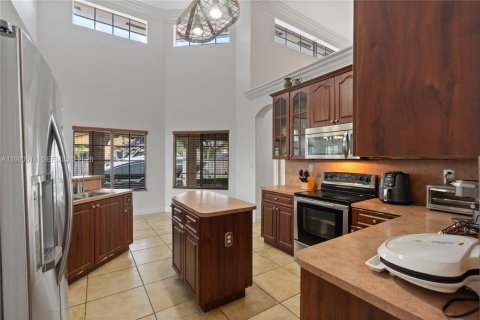 House in Miami, Florida 5 bedrooms, 314.47 sq.m. № 2043284 - photo 15