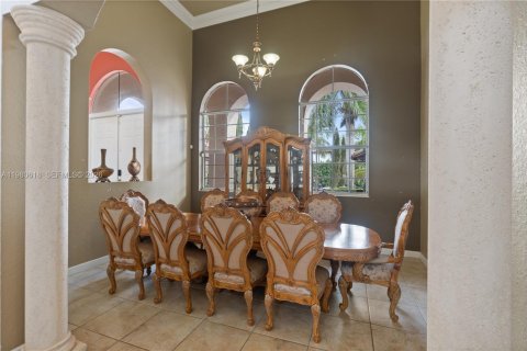 House in Miami, Florida 5 bedrooms, 314.47 sq.m. № 2043284 - photo 11