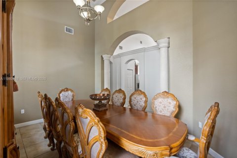 House in Miami, Florida 5 bedrooms, 314.47 sq.m. № 2043284 - photo 10